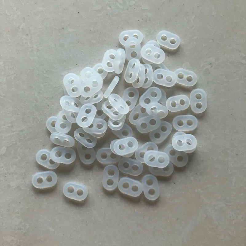 

100 шт. белая силиконовая Регулируемая пряжка с двумя отверстиями разделительные бусины эластичная застежка для ушей антивибрационные Неск...