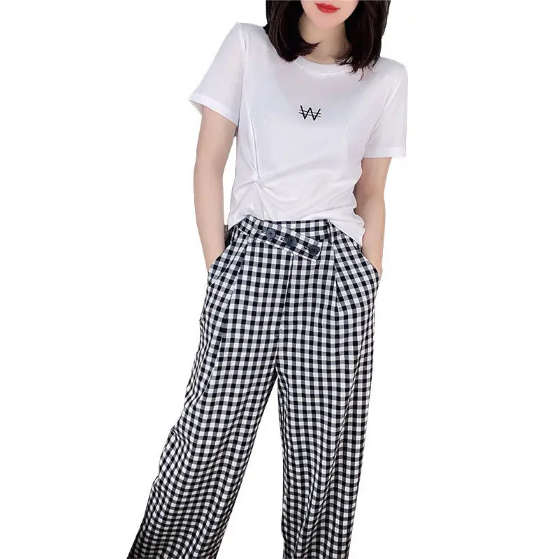 

White T-shirt plaid pants two piece suit