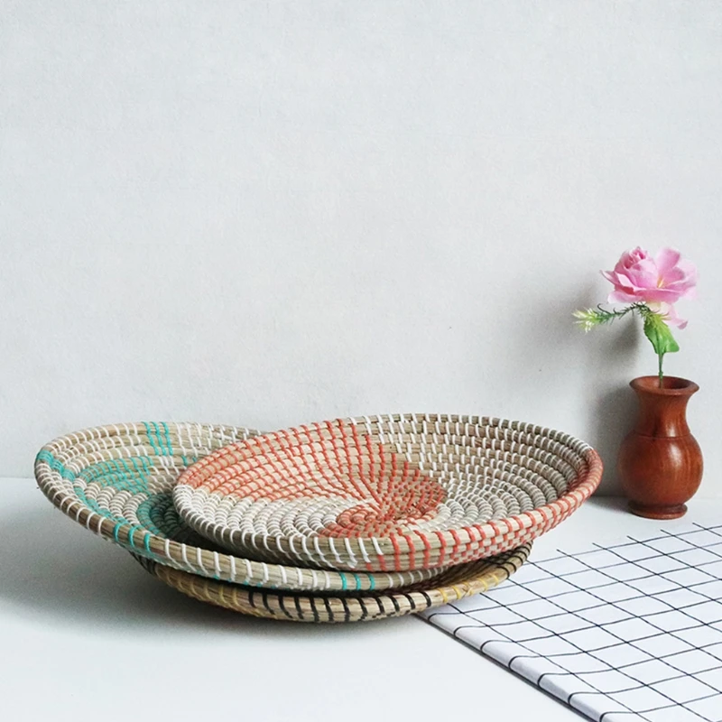 

Boho Woven Wall Basket Decor Seagrass Decorative Tray Hanging Fruit Bowl Rustic Decoration for Living Room Bedroom Kitchen