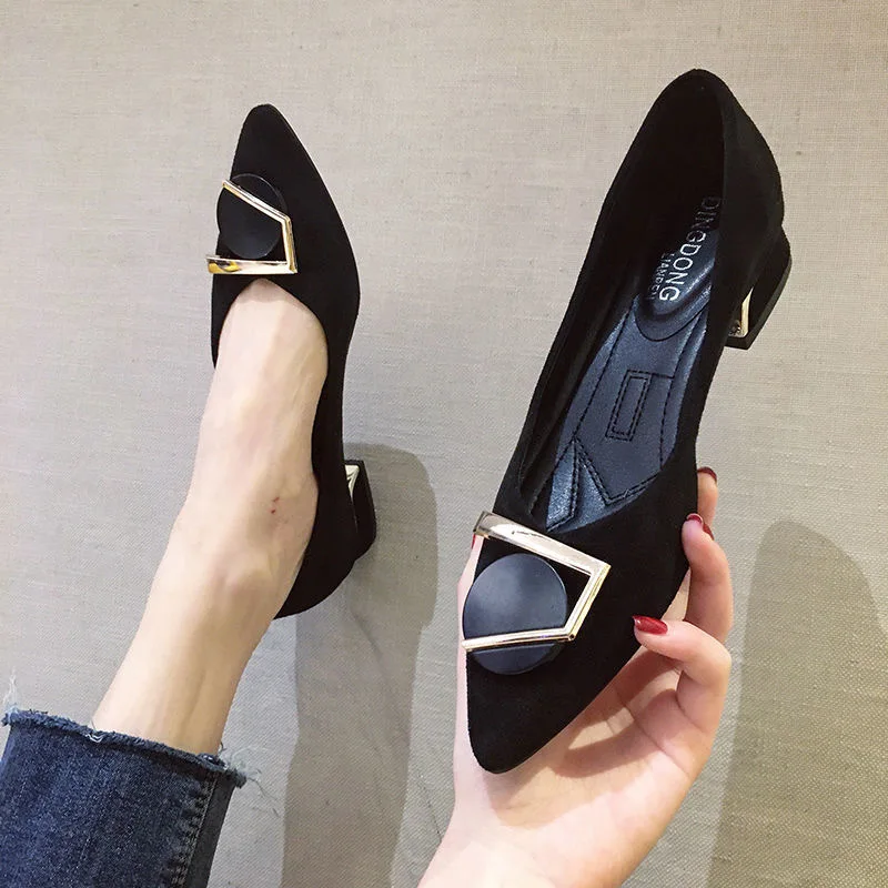 

Женские туфли стразы на плоской подошве, европейский стиль, с заклепками, с заостренным носком, кожаные, с закрытым носком, сандалии с заклеп...