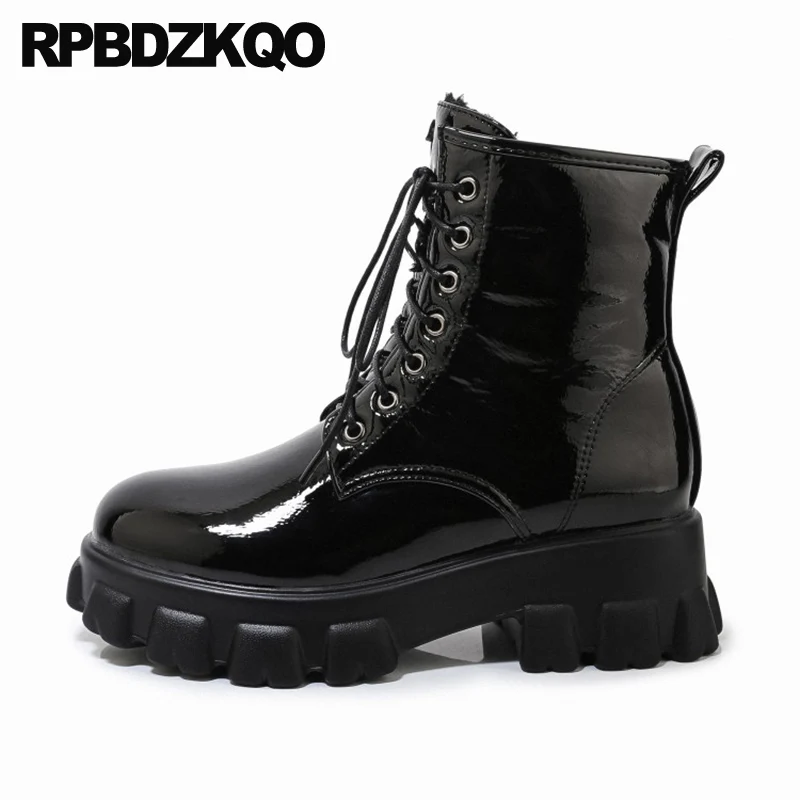 На платформе с помпоном в виде Маффин на не сужающемся книзу массивном размера