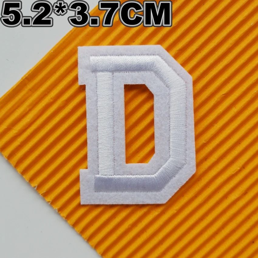 Компьютерной вышивки нашитая буква с вышитыми белыми Алфавит значки надписями в