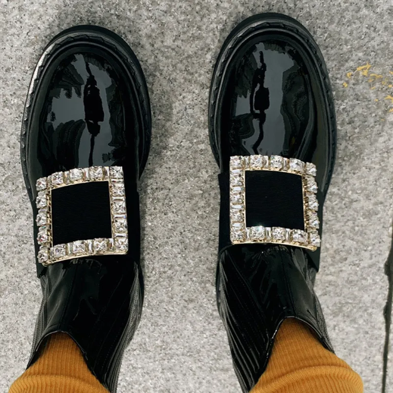 Женские ботинки со стразами и пряжкой черные блестящие кожаные ботильоны