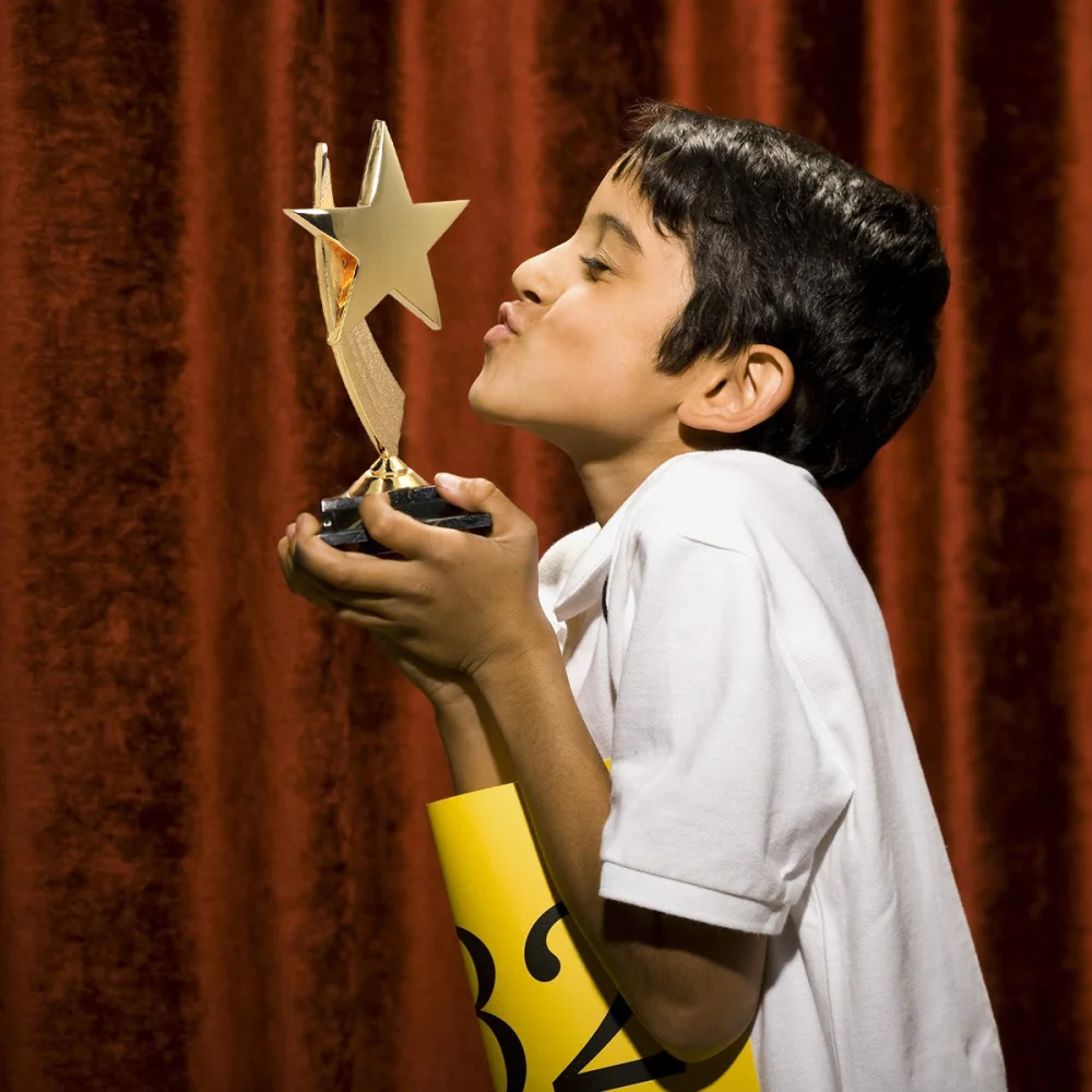 

1PC Golden Star Design Award Trophy Resin Reward Prizes Decor Gift Awards Trophy for Sports Competition Games