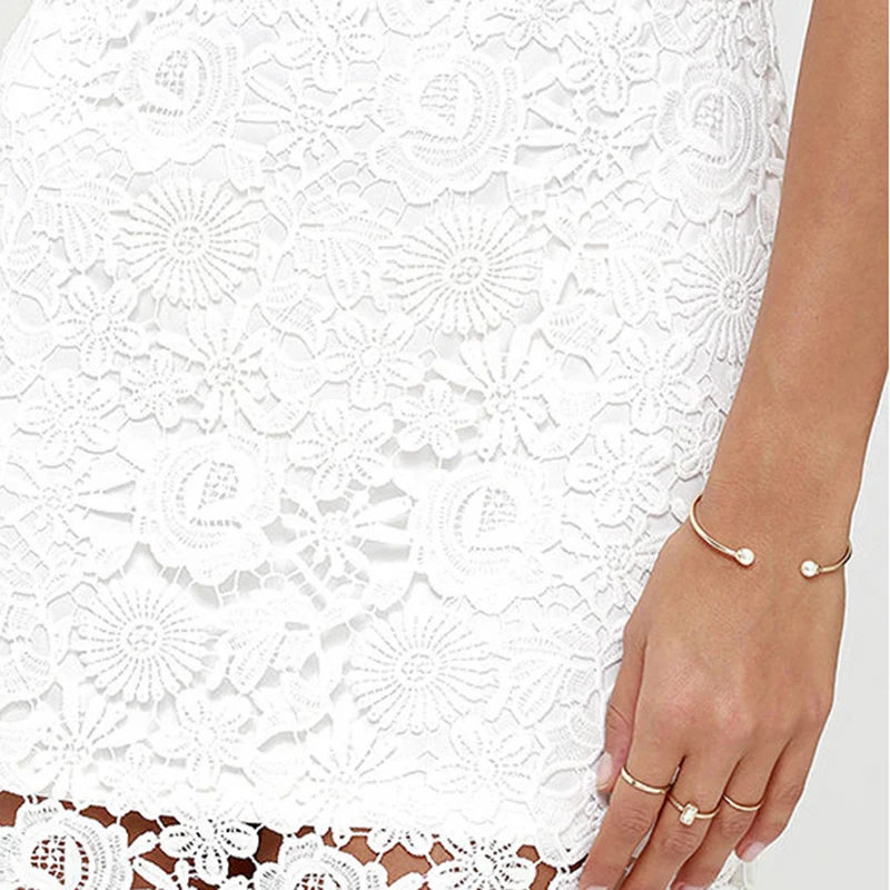 Женское мини платье белое элегантное облегающее кружевное без рукавов с лямкой