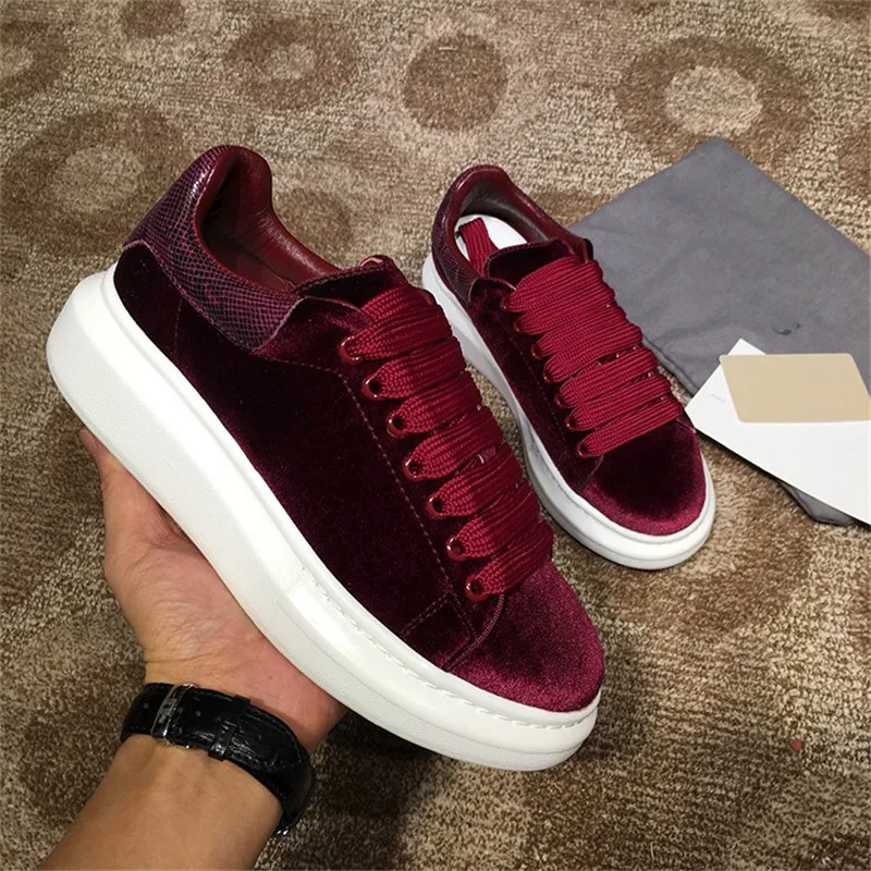 

European station autumn and winter new velvet sneakers can add a sense of sports luxury for the day! Thick bottom anti slip for