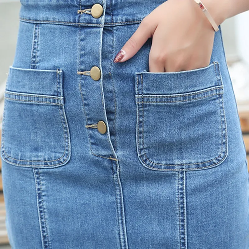 Платье Карандаш женское джинсовое средней длины на тонких бретельках с