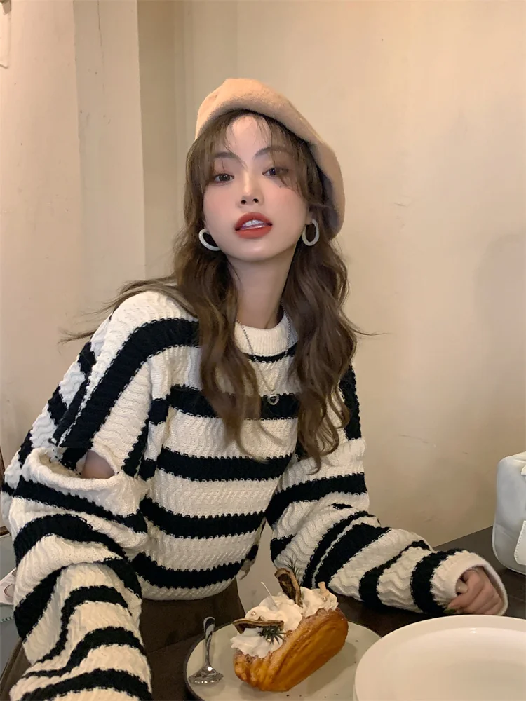 Женский свободный пуловер с отверстиями красный свитер в полоску контрастной