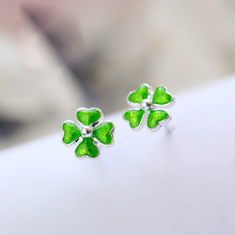 

Minimalist plant earrings female pure green drip glaze four-leaf clover four-leaf clover earrings exquisite jewelry gifts