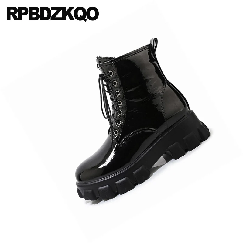 На платформе с помпоном в виде Маффин на не сужающемся книзу массивном размера