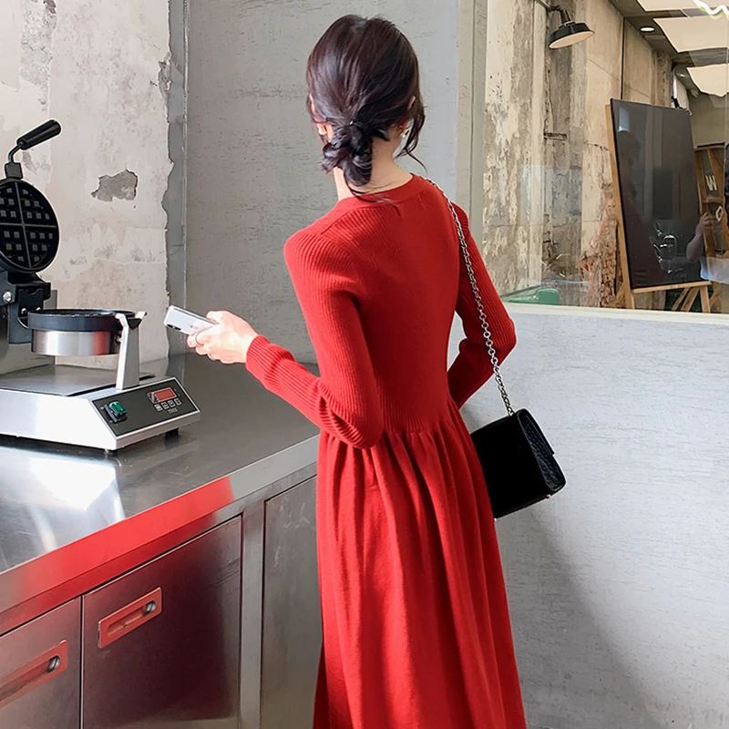 Женское платье-трапеция на пуговицах с V-образным вырезом и длинным рукавом |