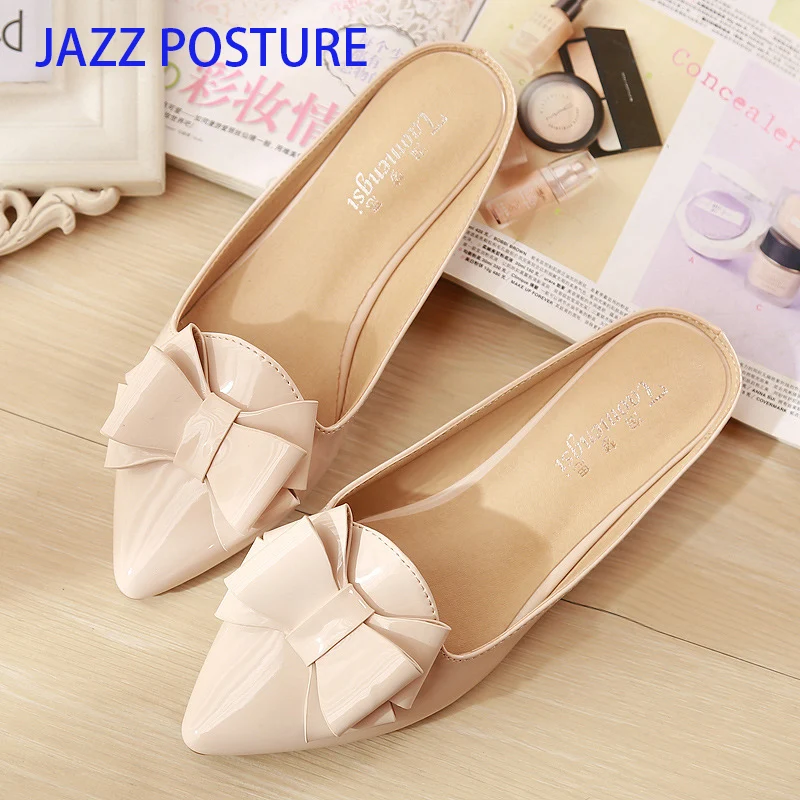 Женские туфли на плоской подошве Новинка 2020 года Модные с острым носком шлепанцы