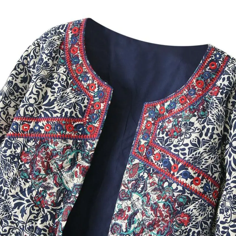 Женская приталенная куртка с вышивкой синяя белая круглым вырезом и длинными