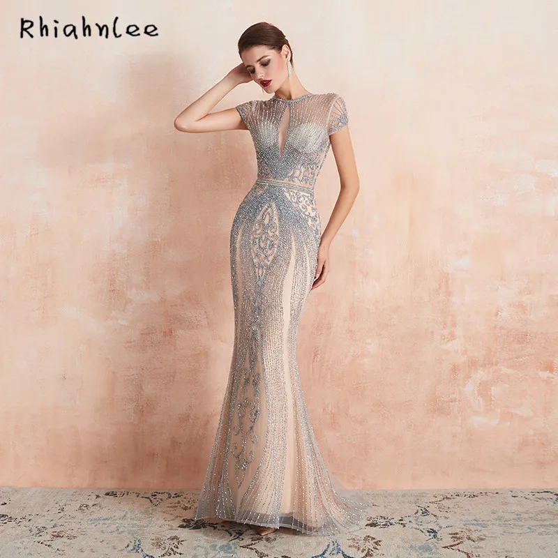 Женское вечернее платье украшенное стразами с вырезом на шее | Свадьбы и