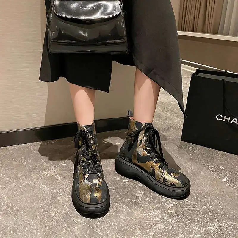 spesifikasi Sepatu Bot Punk Pola Ujung Kaki Bulat Kulit Sapi Panci Krazing Sepatu Bot Pergelangan Kaki Bawah Tebal Kulit Motif Sepatu Hak Tinggi Tetap Hangat Simpul Silang