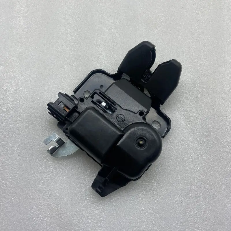 

Adapted to Dongfeng DFM Feng God A60 Tail Lock Locket Lock Block E70 Back door lock lock machine