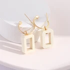 Женские прямоугольные серьги-подвески из натурального дерева бежевого цвета с геометрическим рисунком