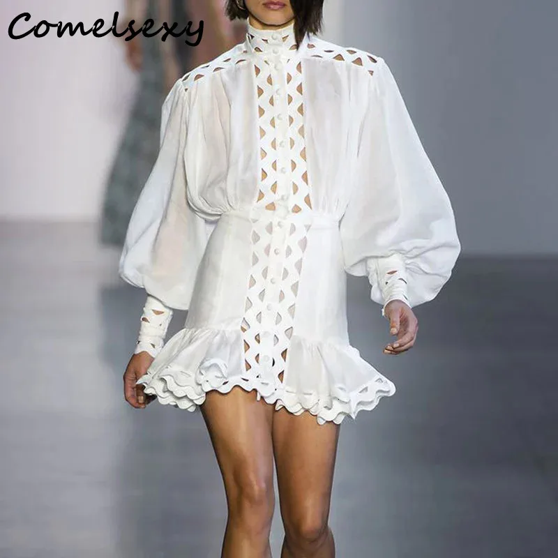 Женское платье с оборками и рукавом фонариком белое ажурное подиумное мини из