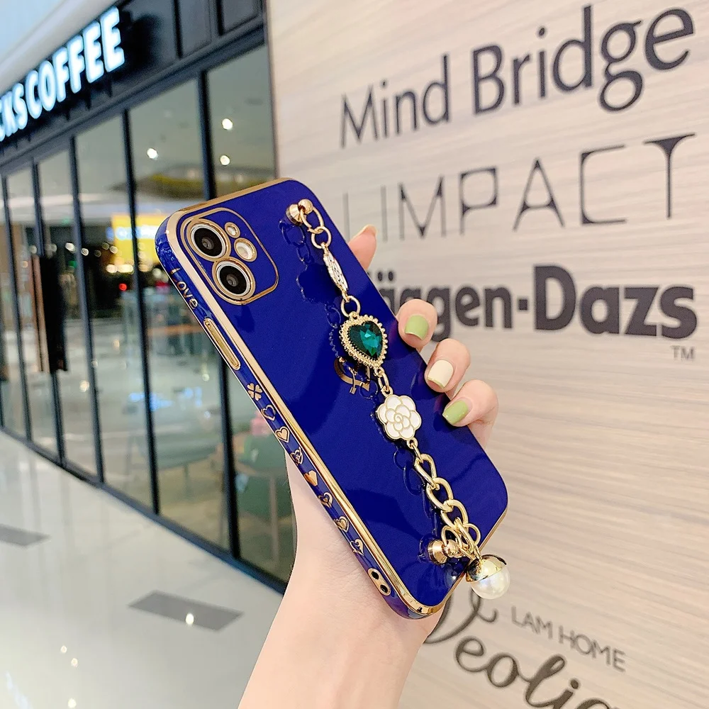 

Gemstone Camellia Bracelet Chain Case For iPhone 12 11 Pro Max XR SE 2020 X XS 7 8 Plus 12Pro Case Plated Gold Love Bumper Cover