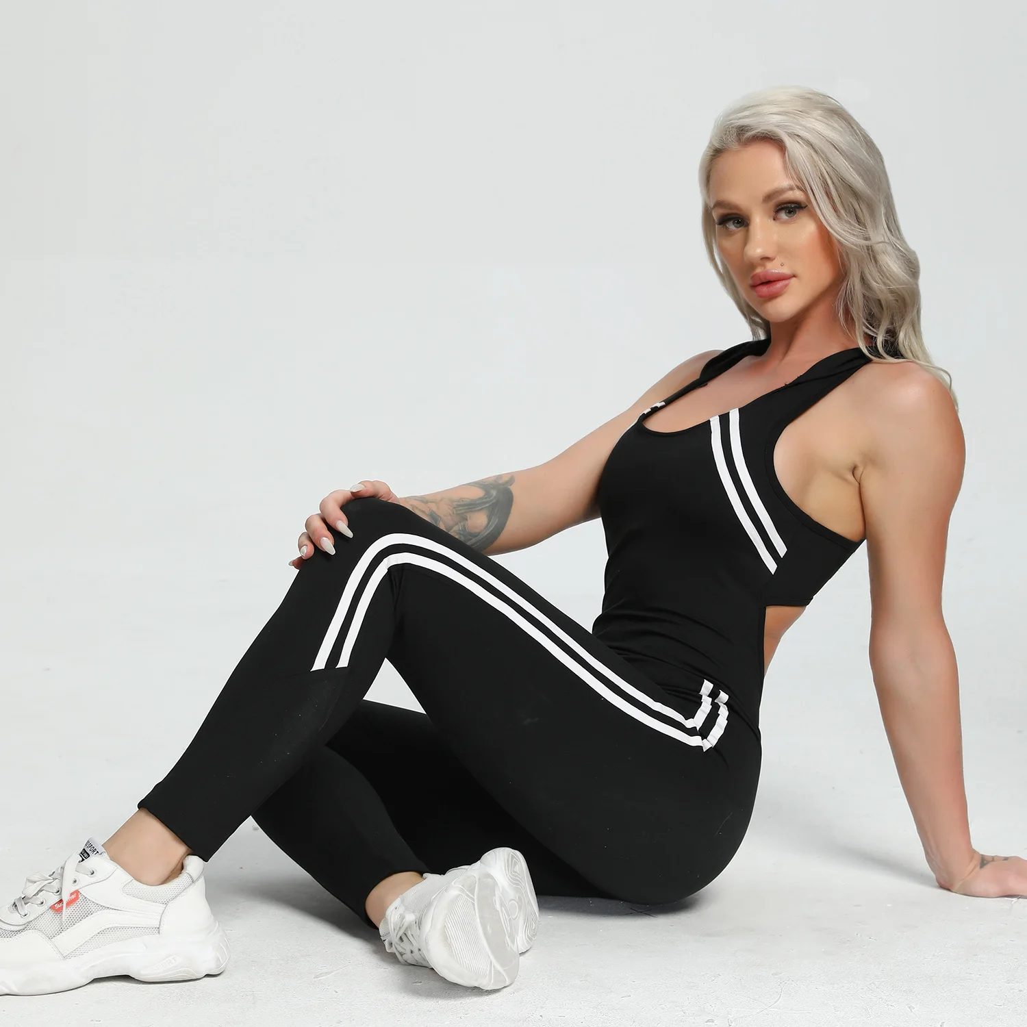 

Женский спортивный комбинезон без рукавов, с открытой спиной