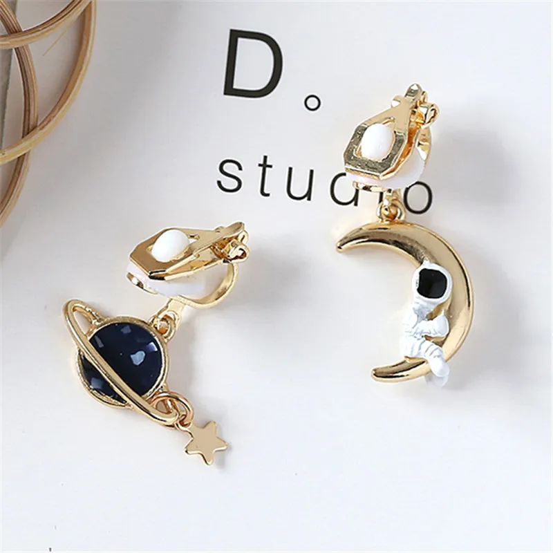 Ear clip Модные лунные серьги в виде кисточек из звезд асимметричные серьги-гвоздики женские темпераментные астронавты серьги для женщин ювелирные изделия - Окраска металла: Ear clip