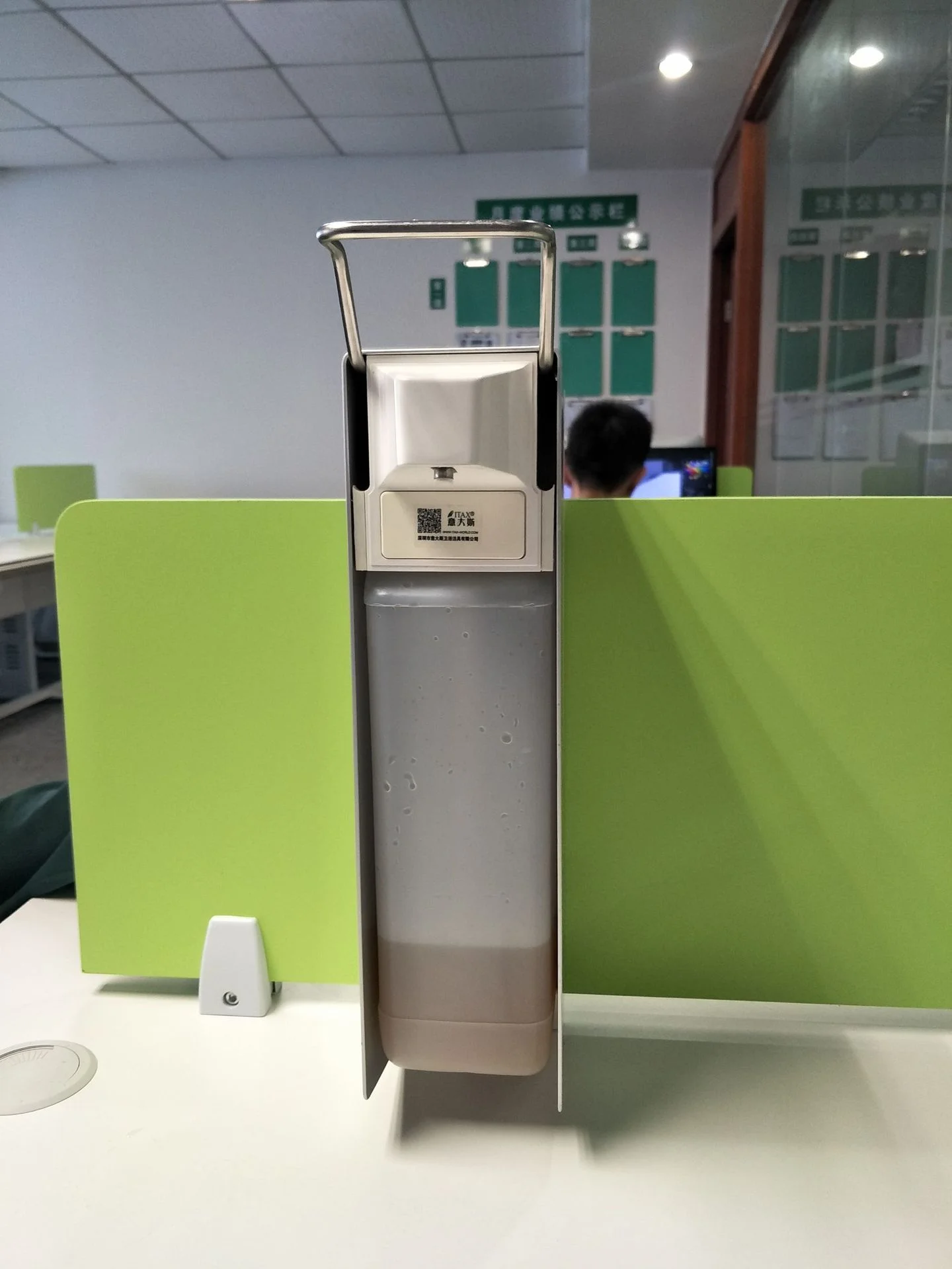

disinfection machine 2000ml large capacity durable use for school hotel hospital soap dispenser sanitizer dispenser X-2271