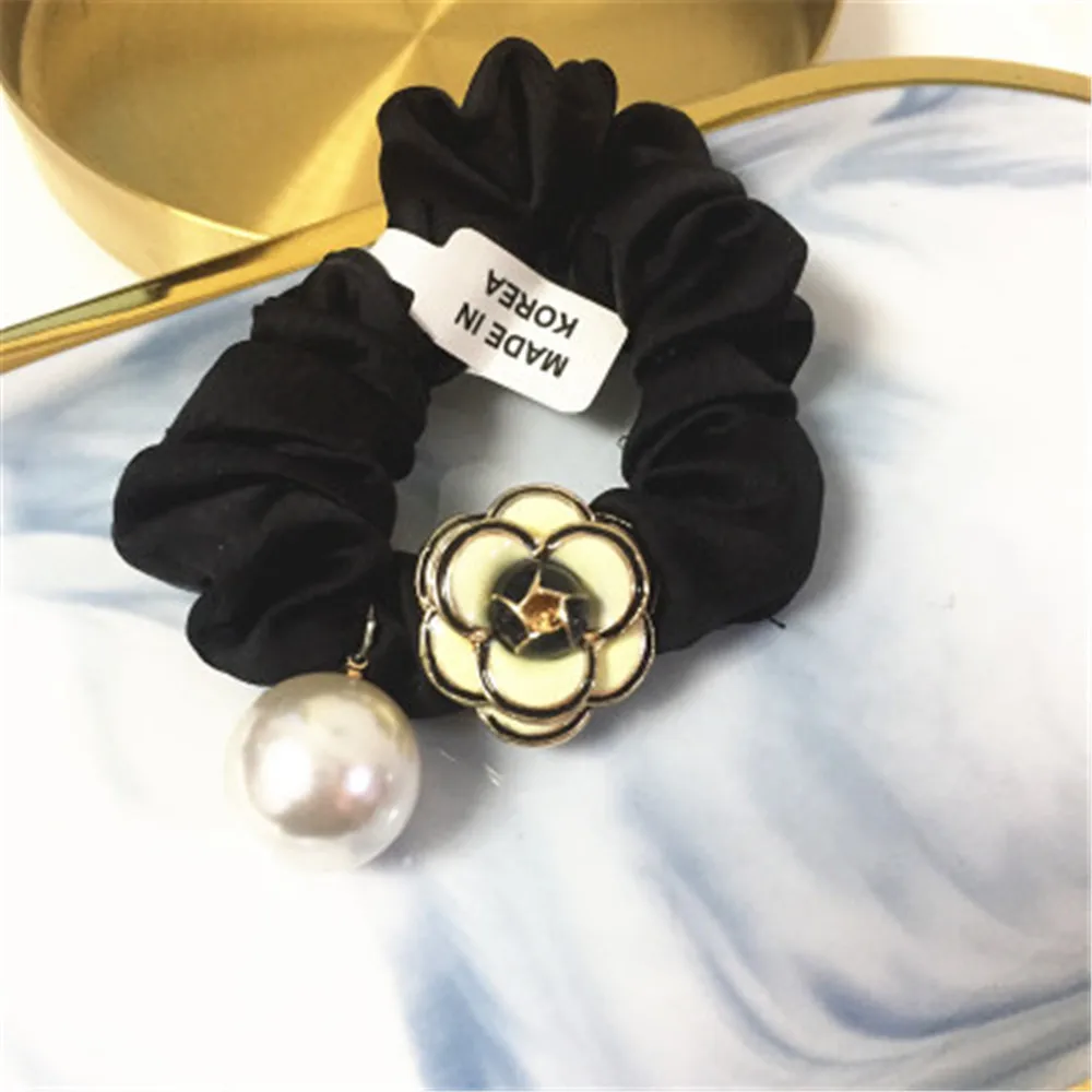 Женские резинки для волос черные белые с камелией цветами и жемчугом модные
