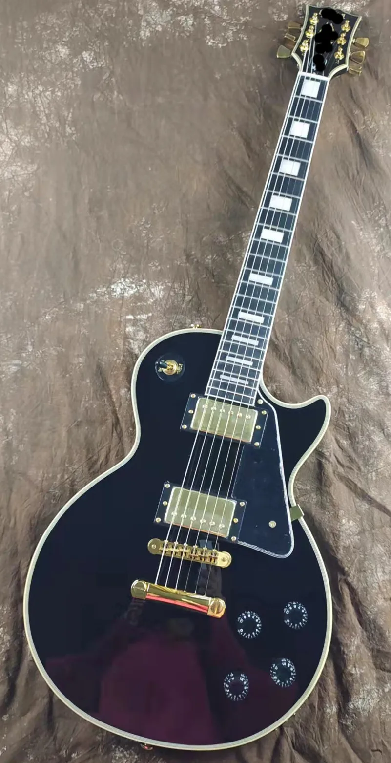 

Электрическая гитара, черная, корпус из красного дерева, черное оплетка, мост золотистого цвета o matic, Продано искусственное дерево, бесплатн...