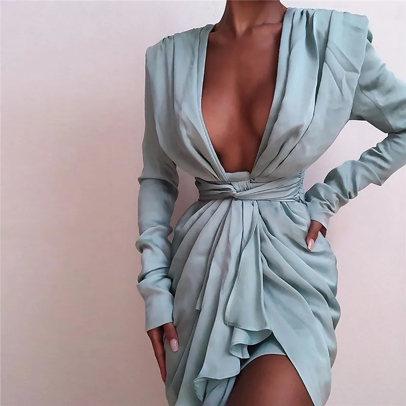 Женское асимметричное платье с рюшами зеленое вечернее глубоким вырезом и