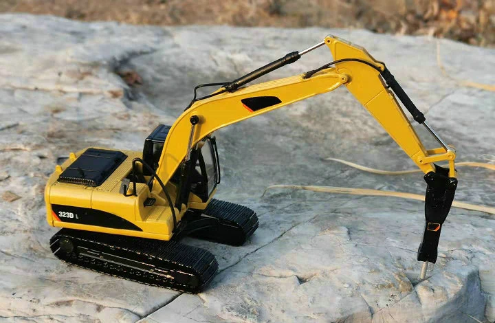 Тонкая модель гусеничного экскаватора 1: 50 American 323 dl дробилка Коллекционная из