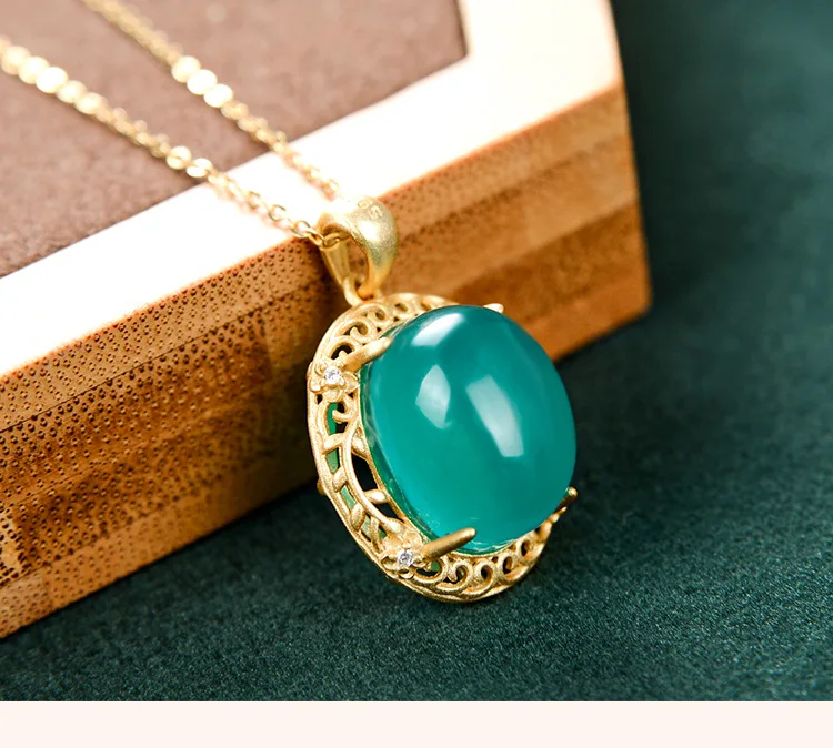 Кулон из серебра 925 пробы овальной формы с натуральным голубым камнем озера