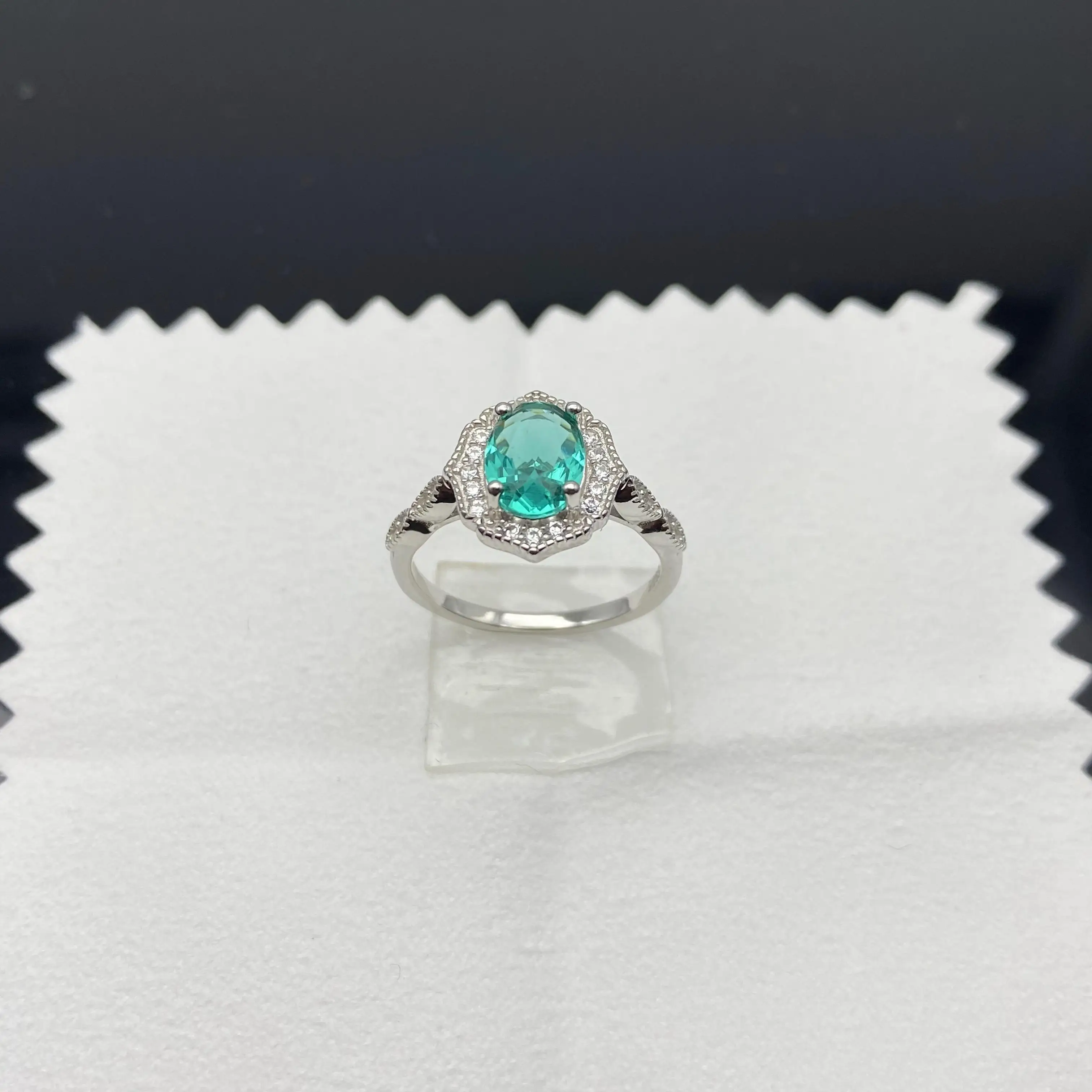 

Женское кольцо из серебра 925 пробы, с зеленым кристаллом