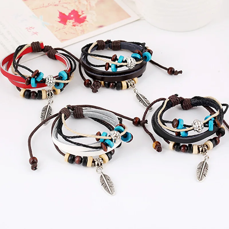 Кожаные браслеты с украшением из перьев в богемном стиле