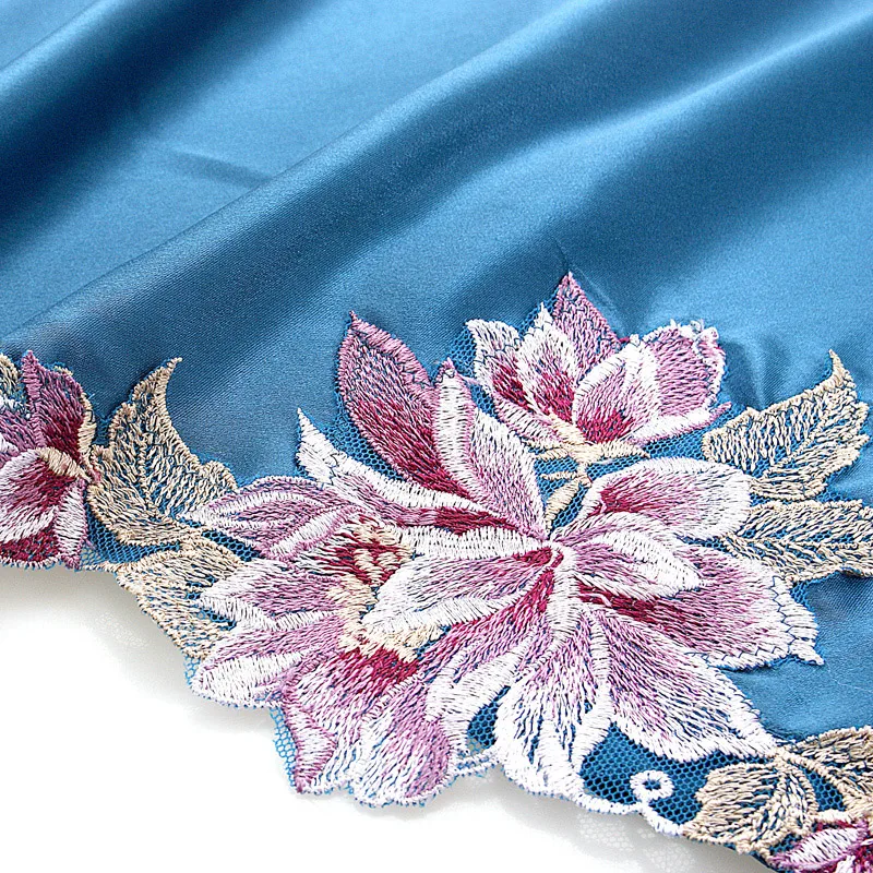 Женская атласная ночная рубашка пикантная с цветочной вышивкой пеньюар