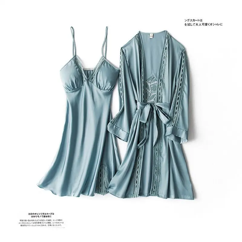 

Комплект женский кружевной из халата и рубашки с нагрудными подушечками