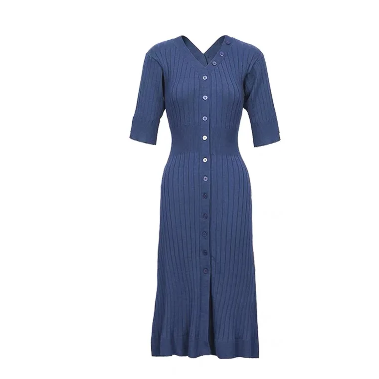 Женское трикотажное платье-свитер средней длины с круглым вырезом плотное