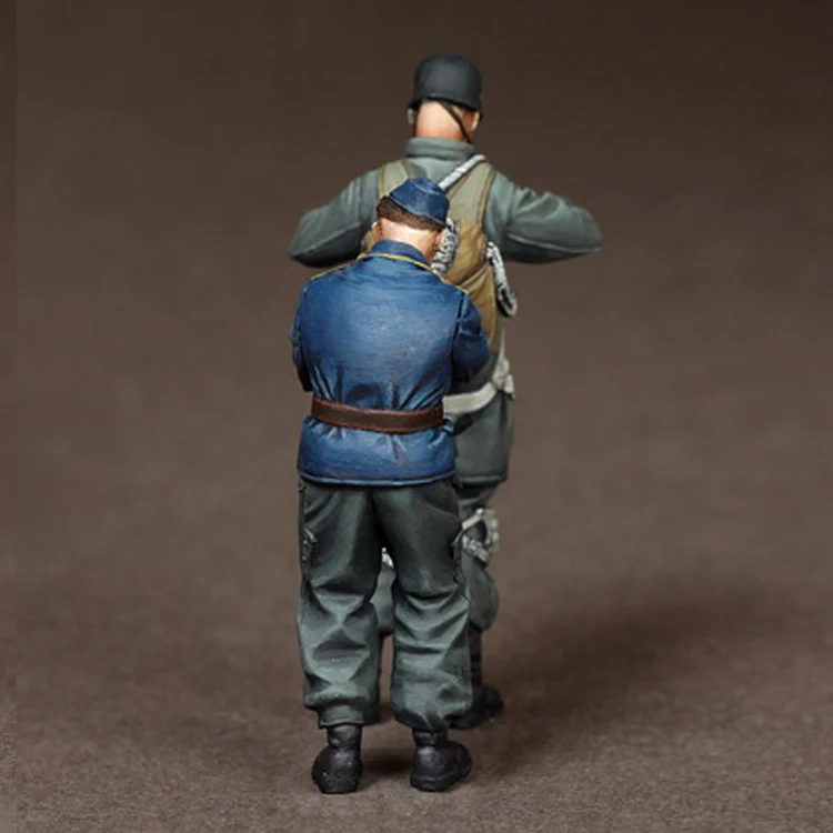 1/35 Fallschirmjagers at the airfield, Resin Model Soldier GK, WWII military theme, Unassembled and unpainted kit
