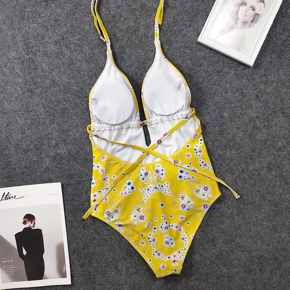 Женский цельный купальный костюм с тропическим принтом закрытый большого