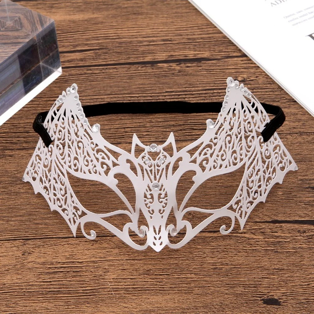 Металлическая маска с бриллиантами