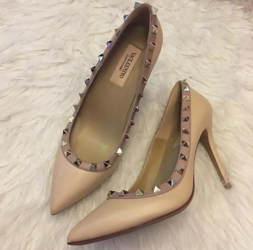 С заклепками с острым носком на высоком каблуке Классические туфли кожаным