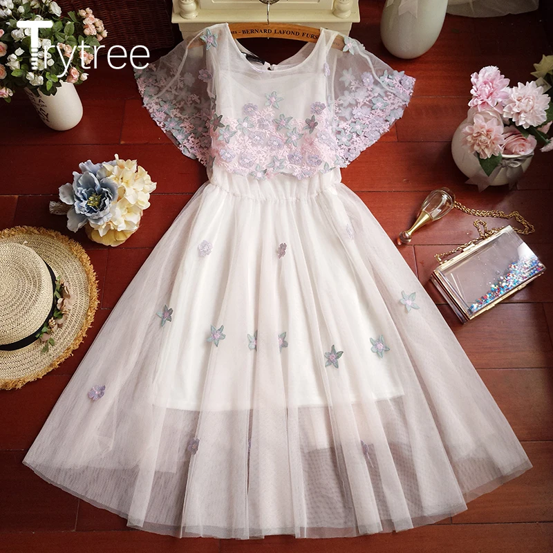 Женское платье-трапеция с круглым вырезом цветочной вышивкой и оборками |