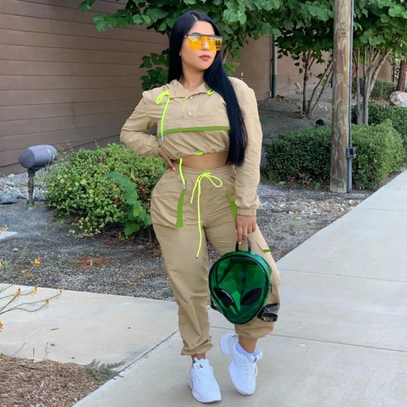 Женский спортивный костюм с капюшоном комплект из двух предметов укороченный