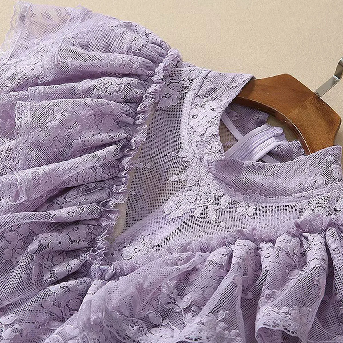 Женское модельное платье с оборками элегантное праздничное фиолетовое