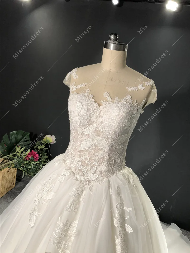 2021 Newest High Quality Real Sample Ivory Lace Cap Sleeeves Ball Gown Zipper Floor Length with Long Train Wedding Dress