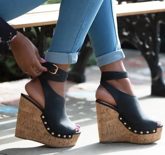 Женские босоножки с заклепками Moraima сандалии на танкетке открытым носком и