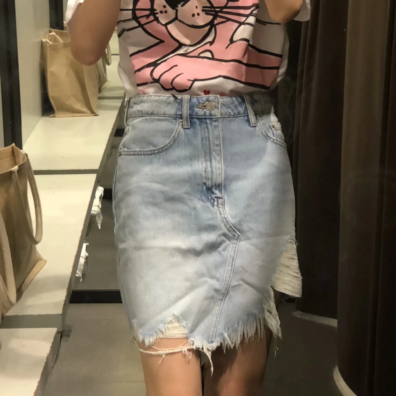 

Holes to decorate a mini denim skirt