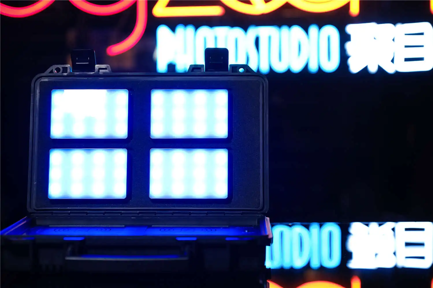 

Светодиодная подсветка Aputure al светильник MC с 4 ламсветильник, беспроводной зарядный бокс, RGB заполнясветильник для фотосъемки, портресветил...