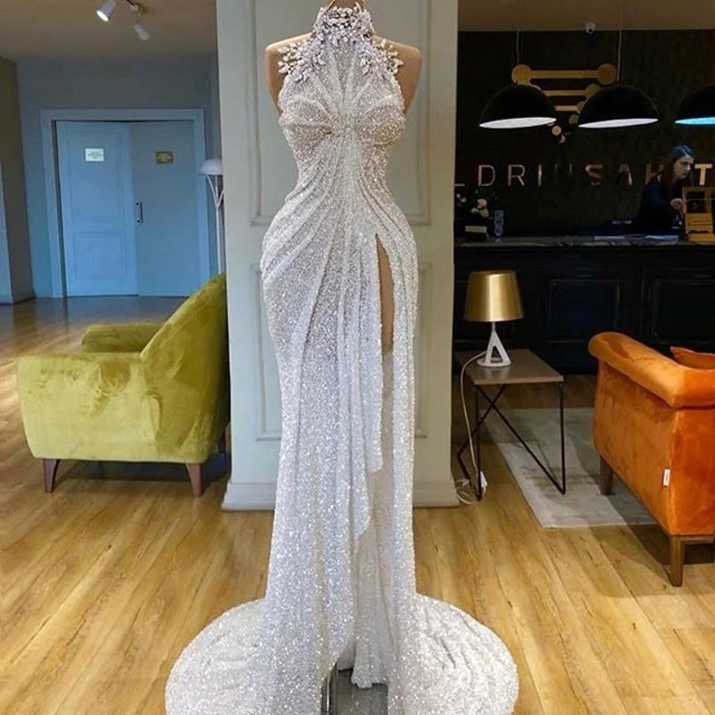 

Блестящее блестящее женское вечернее платье с разрезом по бокам