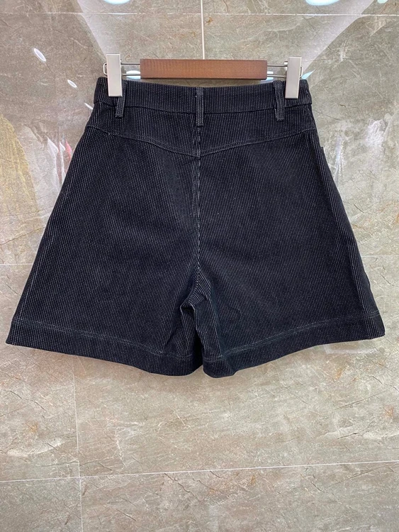 

2021 early spring new women's symmetrical pocket A-line velvet casual shorts 106