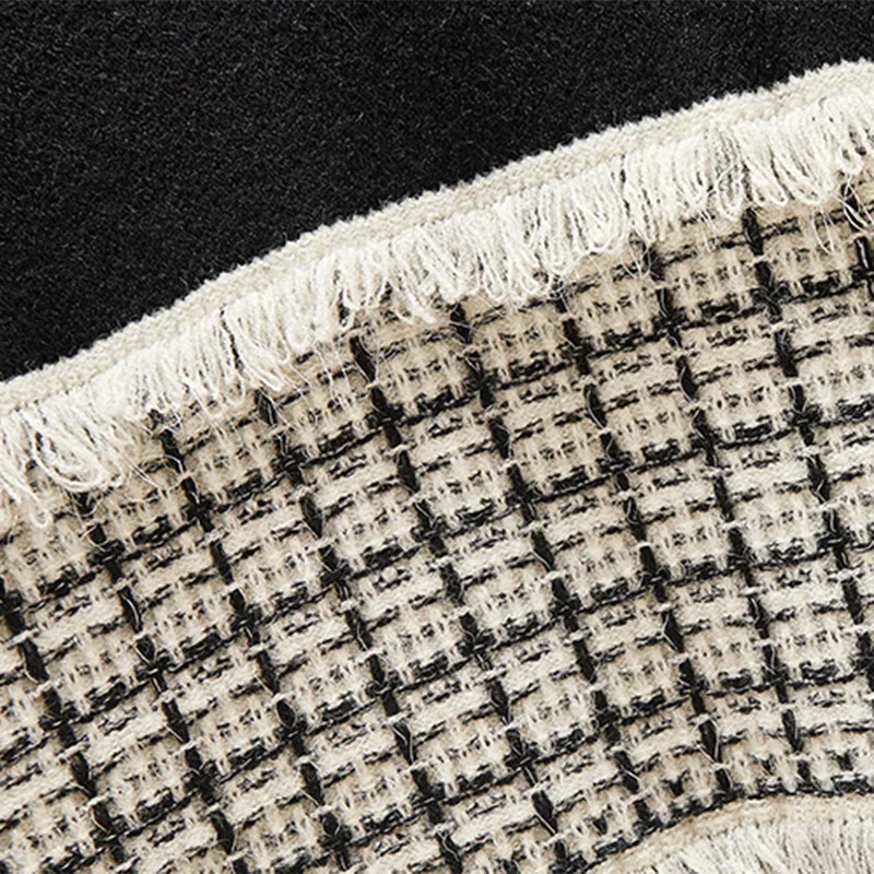 Женское трикотажное платье в клетку черного цвета зимнее теплое с длинным